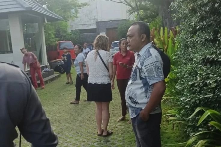 Police officers assist in evacuating an American tourist from a villa in Ketewel, Gianyar.