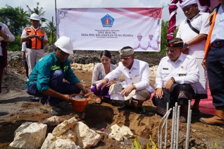 Klungkung Regent I Made Satria lays the first stone to mark the start of construction for the Biaung Integrated Waste Processing Facility in Nusa Penida, Monday (6/10/2025).