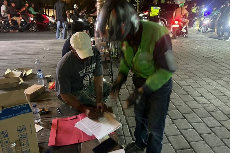 A joint task force comprising the Badung Police, North Kuta Police, Tibubeneng Village Government, and several related agencies conducted an operation to discipline illegal ojek drivers, online motorcycle taxis (ojol), and unruly foreign tourists in Tibubeneng, North Kuta, on Saturday night (October 25, 2025).