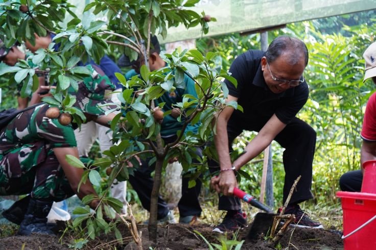 Governor Wayan Koster leads tree planting along Tukad Ayung in Badung as part of the Gotong Royong Semesta Berencana environmental initiative.