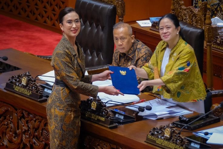 Tourism Minister Widiyanti Putri Wardhana submits the newly approved Tourism Bill during the DPR Plenary Session in Jakarta.