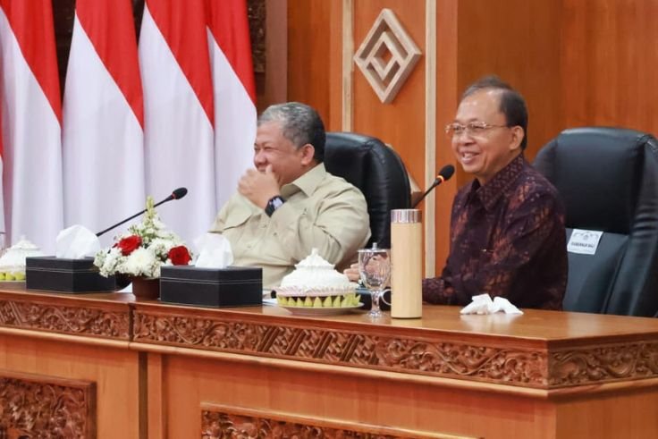 Governor Wayan Koster and Deputy Minister Fahri Hamzah discuss housing and settlement development plans in Bali.