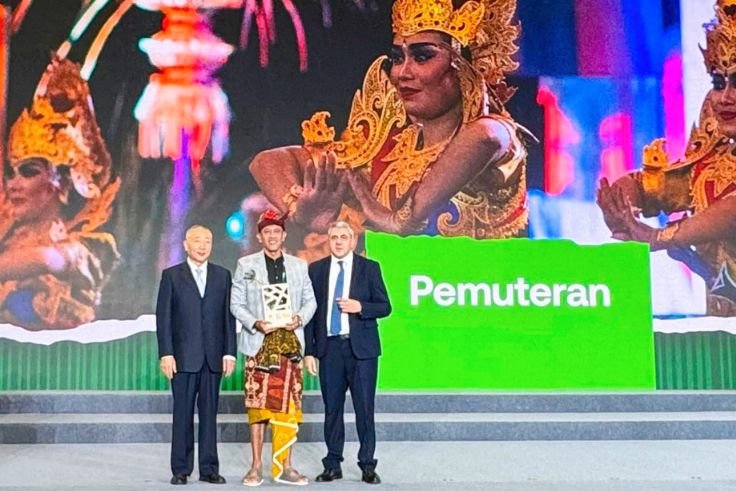 Representatives of Pemuteran Village receive the “Best Tourism Village 2025” award from UN Tourism in Huzhou, China.
