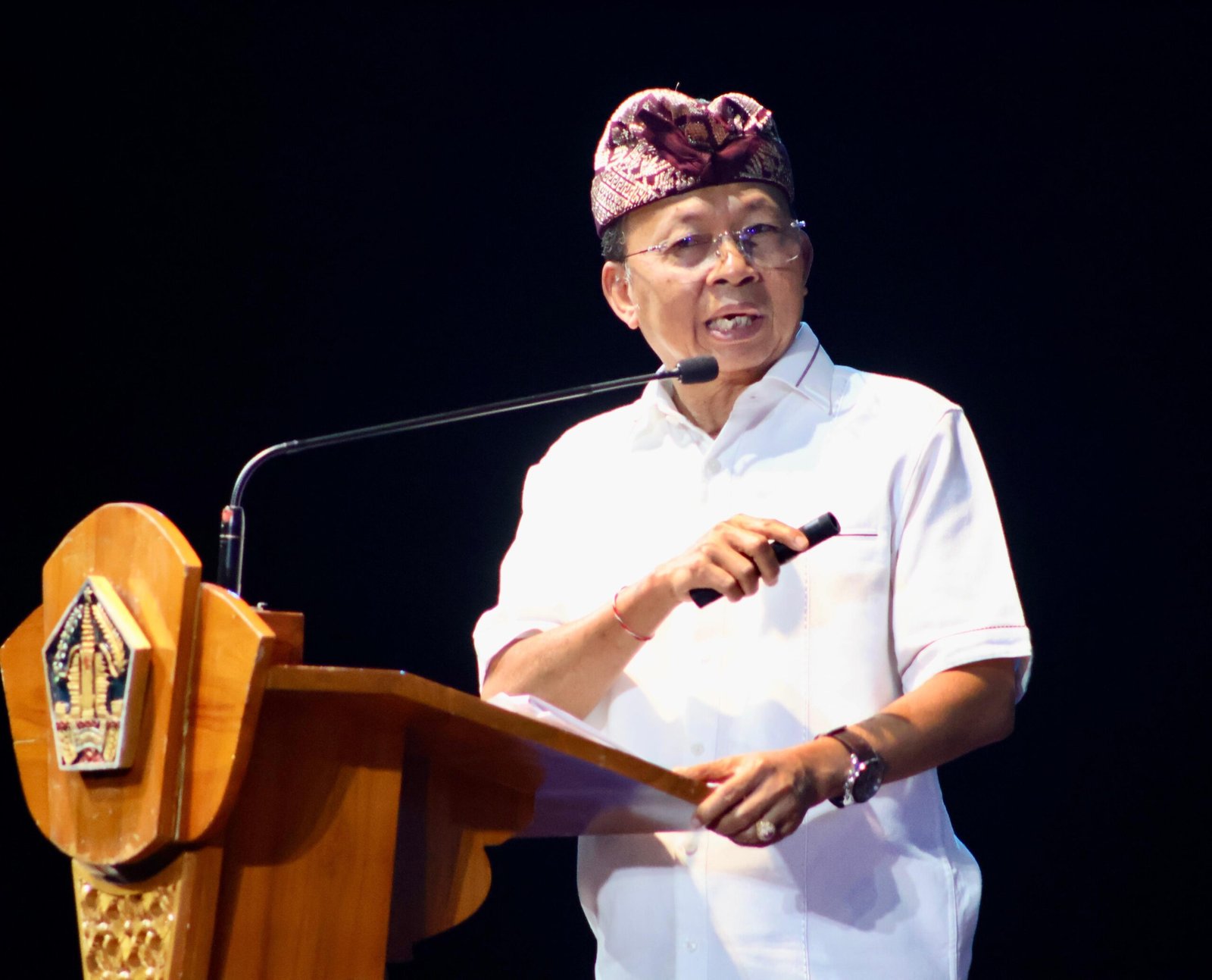 Governor Wayan Koster delivers his remarks on sustainable, culture-based tourism at the Art Center Denpasar.