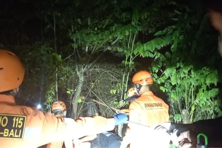 Body found hanging in Sanur swamp area, evacuation faces difficult terrain.