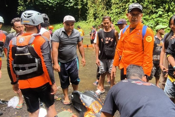 Search and rescue personnel evacuate the body of the teenage victim from Mengening Waterfall.