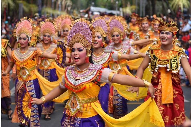 A Balinese dancer performs a traditional routine with vibrant costumes and graceful movements. (Photo: Hodify)