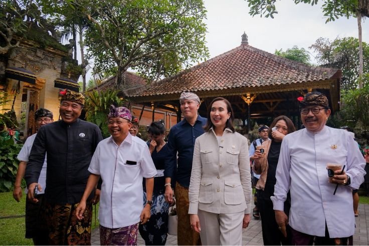 Chairman of ASITA Bali, Putu Winastra (far left), together with Bali Governor Wayan Koster, accompanied Minister of Tourism Widiyanti during her visit to Puri Agung Ubud on Thursday (1/1).