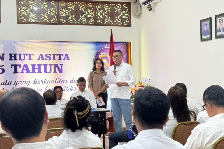 ASITA Bali Chairman Putu Winastra delivers his remarks during the 55th anniversary celebration.