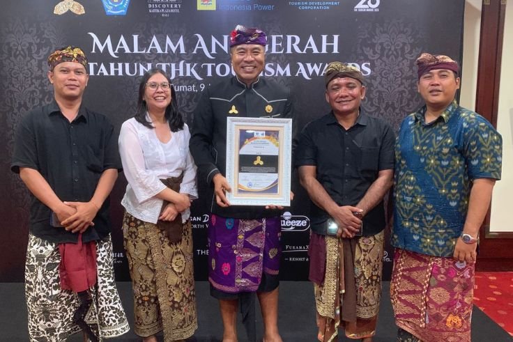 Putu Winastra, Owner of De Klumpu Bali, receives the Tri Hita Karana Tourism Award (Gold Category).