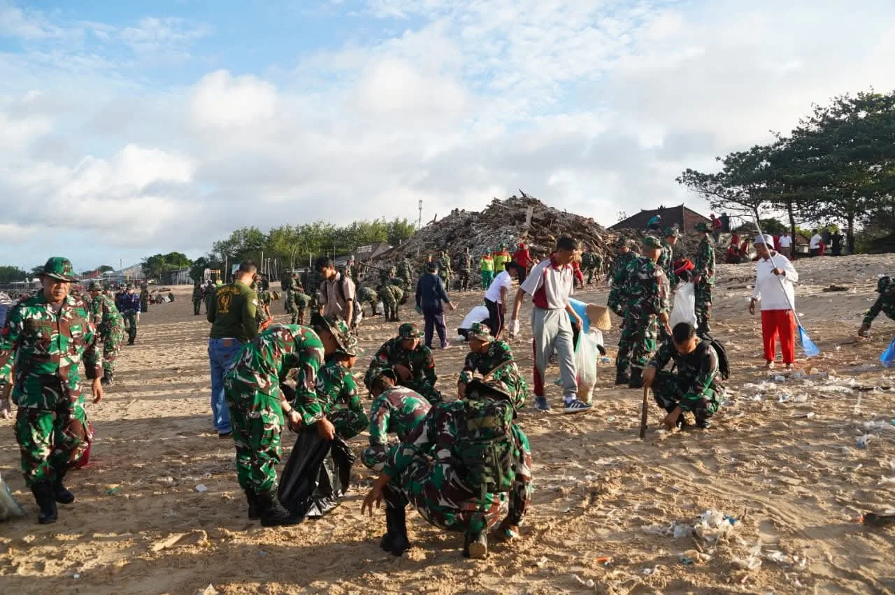 Kodam IX/Udayana personnel, along with police, local government, and community members, conduct a simultaneous marine debris clean-up at Kedonganan and Kuta beaches in Badung, Bali.