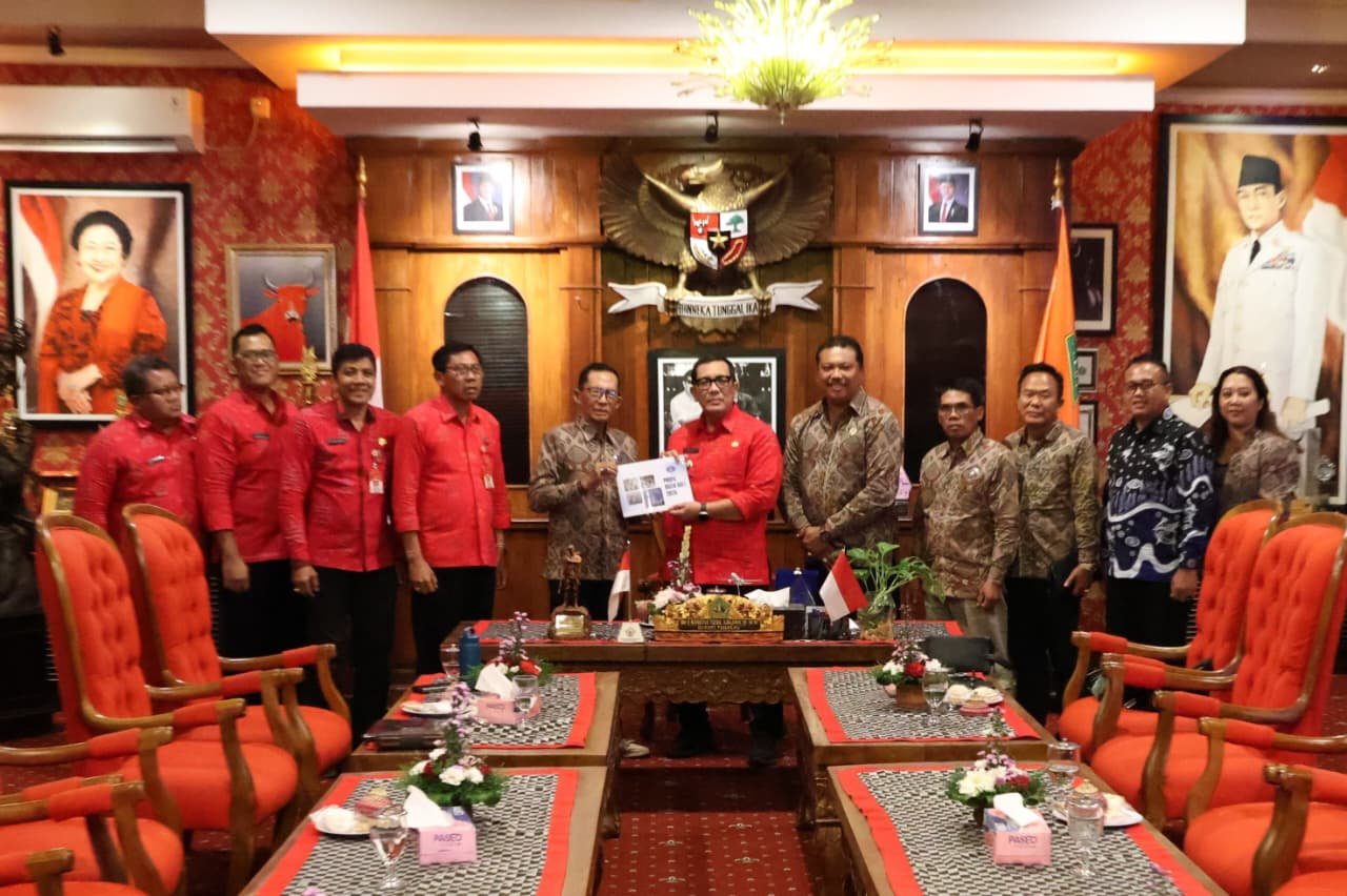 ASITA Bali representatives meet with Tabanan Regent and tourism officials to discuss strategic collaboration for strengthening tourism villages and destinations.