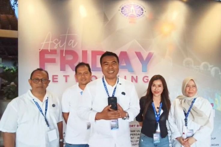 ASITA Bali Chairman I Putu Winastra together with the association’s board during the Friday Networking event at Atlas Beach Club, Badung, Friday (February 6, 2026).