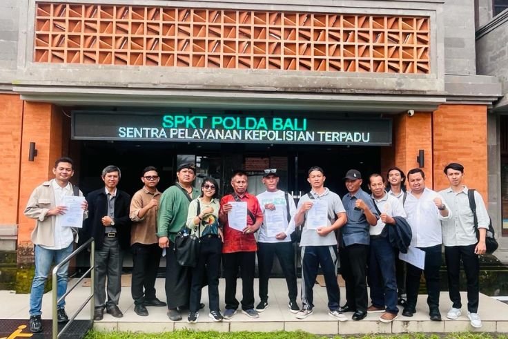 Representatives of three NGOs file an environmental complaint with Polda Bali over the mass death of mangroves in Benoa.