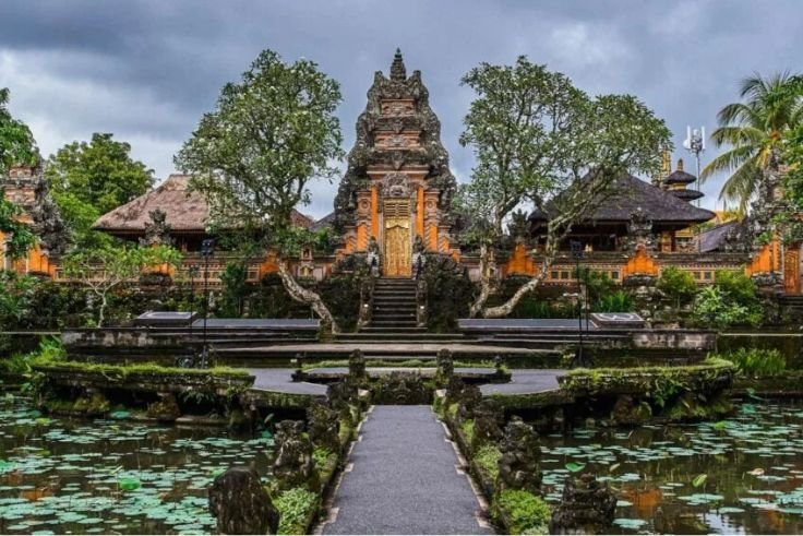 Puri Saren Agung stands in the heart of Ubud and remains one of the area’s most iconic cultural attractions.