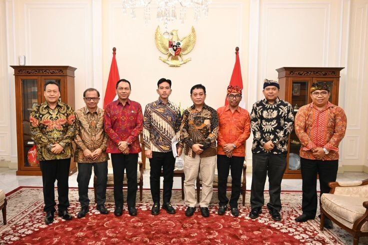 Gibran Rakabuming Raka receives a delegation from Prajaniti Hindu Indonesia during an audience at the Vice Presidential Palace in Jakarta.