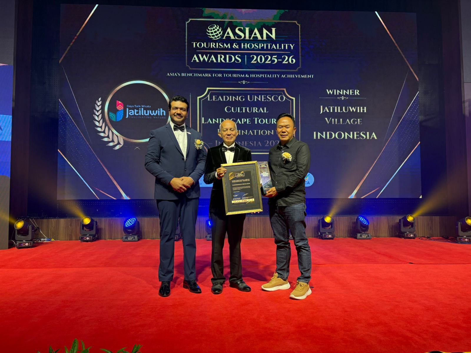 John Ketut Purna receives the international award on behalf of Jatiluwih Rice Terraces at the Asian Tourism & Hospitality Awards 2025–2026 in Kuala Lumpur, Malaysia.