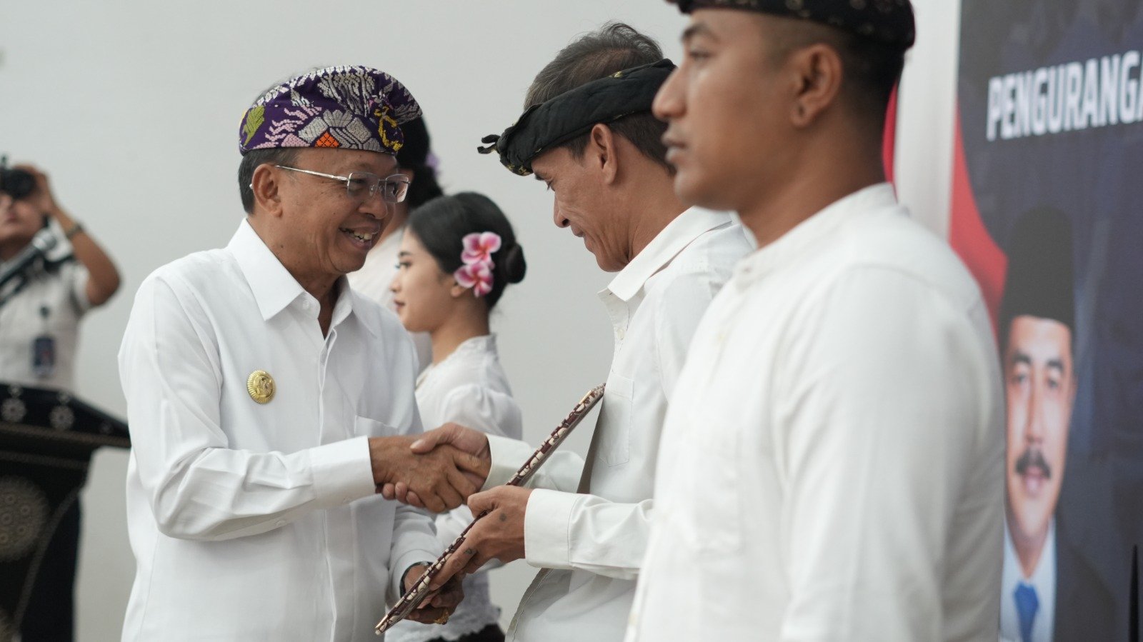 The remission decisions were symbolically handed over by Bali Governor Wayan Koster and Head of the Bali Regional Office of the Directorate General of Corrections Andi Wijaya Rivai.