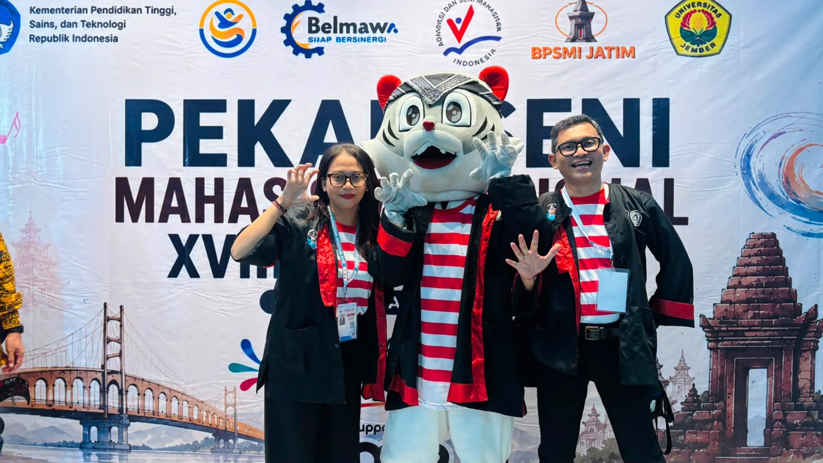 Poster and Strip Comic Competition judges Ida Ayu Dwita Krisna Ari and I Wayan Nuriarta pose with the Peksiminas 2026 mascot.