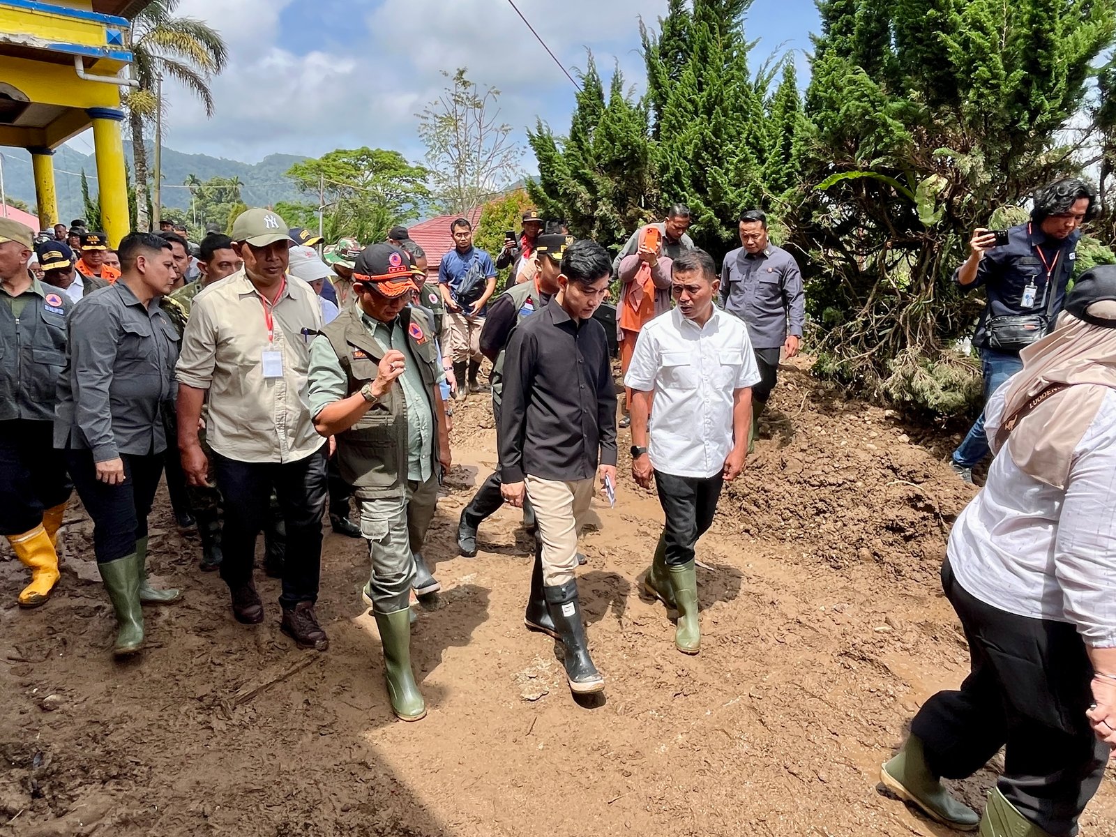 Photo: Head of the National Disaster Management Agency (BNPB), Lt. Gen. TNI Dr. Suharyanto, S.Sos, M.M. (wearing a green shirt and vest), accompanies Vice President Gibran Rakabuming as they inspect homes damaged by the Galodo flash flood in Nagari Batang Barus, Gunung Tanjung District, Solok Regency, West Sumatra, on Friday (Sept. 25).