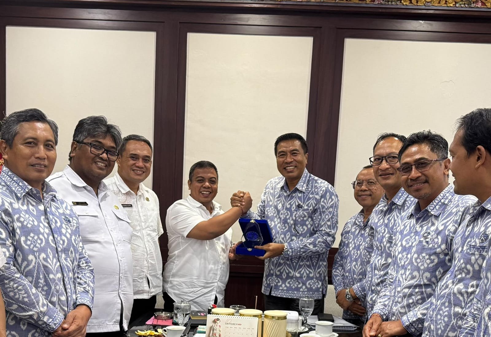 ASITA Bali Chairman, I Putu Winastra, S.AB., M.A.P., and members of the ASITA Bali board pose for a group photo with Gianyar Regional Secretary, I Gusti Bagus Adi Widya Utama, S.IP., following a meeting to discuss Gianyar’s tourism destination potential and opportunities for cooperation between the local government and the travel industry.